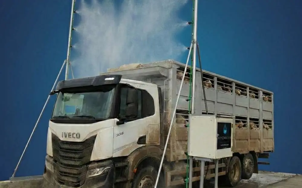 Φορτηγό μέσα σε υγειονομική πύλη απολύμανσης Hydrava — αυτόματη αψίδα απολύμανσης οχημάτων